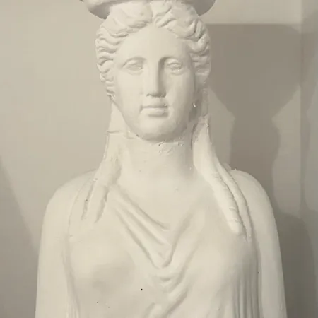 Апартаменты Neoclassical In Kadmia